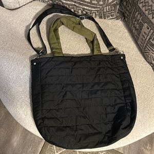 Black quilted tote bag. Adjustable crossbody strap
